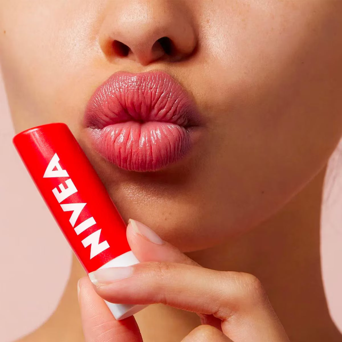 Bálsamo Labial Nivea Fruity Shine Caring Lip Fresa X 4.8 Gr